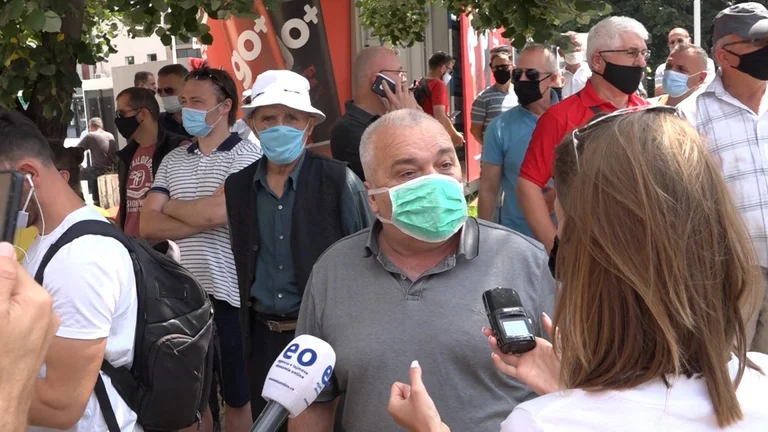 Përplasje ndërmjet protestuesve për xhaminë: “Shkoni te kisha serbe, talebanë!”