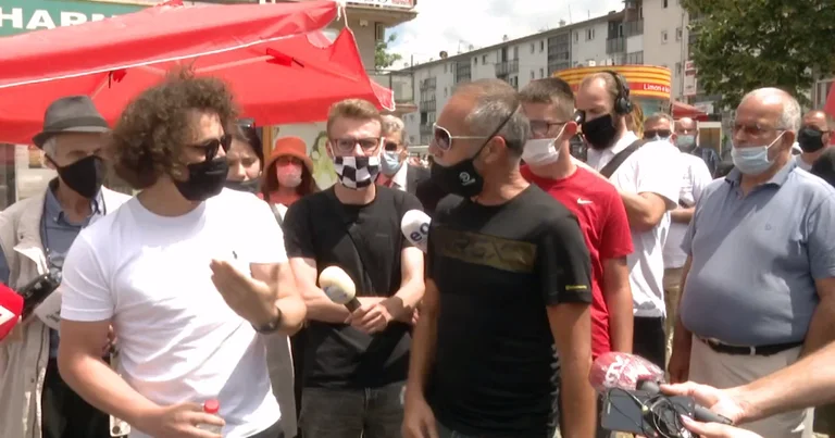 “A i keni nxjerrë paret e juve prej xhepi?”, tensione në protestën kundër ndërtimit të xhamisë