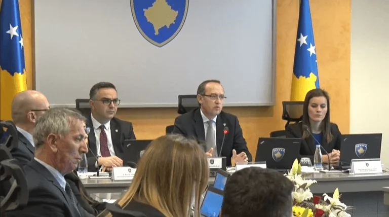 Qeveria i hap rrugë tërheqjes së 10 përqindëshit të kursimeve nga Trusti