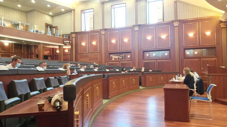 S’kalon propozimi i Vjosa Osmanit, ia votojnë veç deputetët e VV-së
