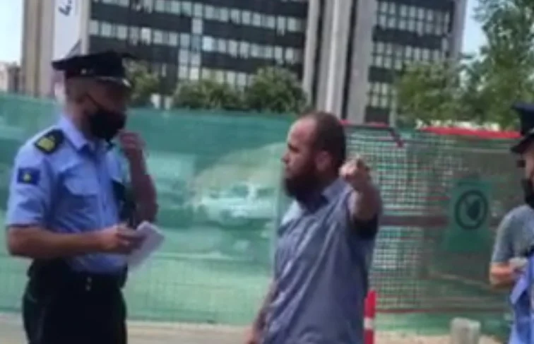 Një besimtar tenton ta pengojë protestën e qytetarëve kundër xhamisë: Jam përgatit me dekë