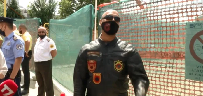 Ish-ushtari i UÇK-së vesh uniformën dhe mbron ndërtimin e xhamisë: Vetëm Serbia na ka rrënuar xhamia