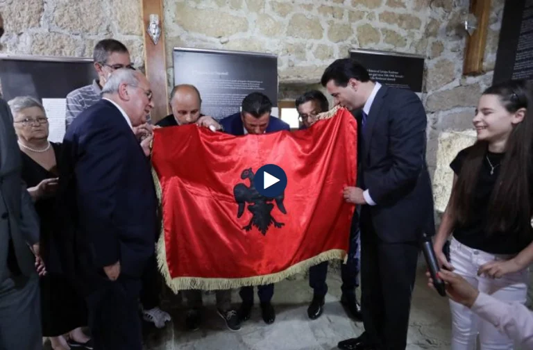 Lulzim Bashës ia dhurojnë flamurin e Isa Boletinit: Ai e puth bashkë me Agim Bahtirin dhe të tjerët