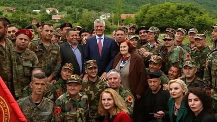 Thaçi shfaqet nga malet e Pashtrikut mes bashkëluftëtarëve që thyen kufirin shqiptaro-shqiptar