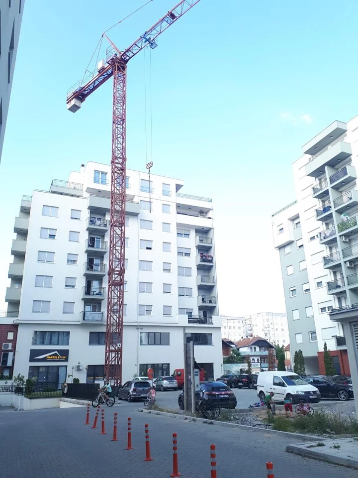 Fëmijët e lagjes “Kalabria” në rrezik nga vinçi
