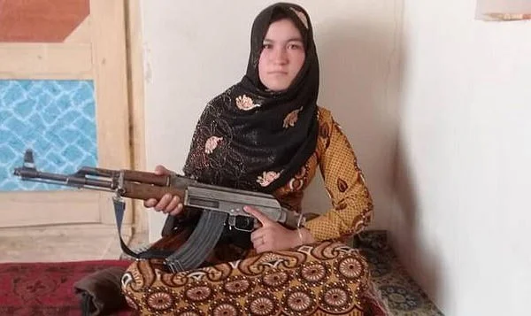 Pasi ia vranë prindërit, vajza afgane del dhe i vret dy talibanë