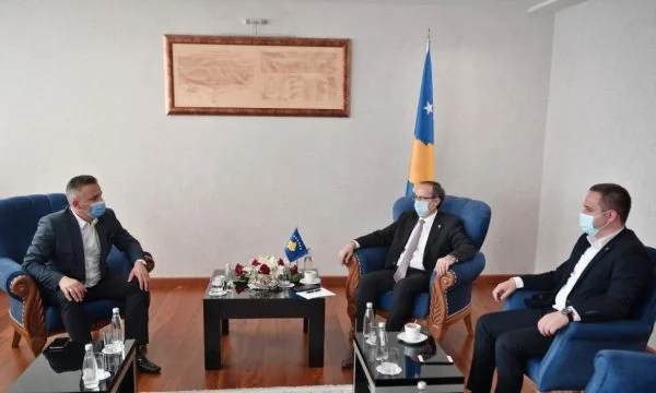Jashari i shkon në zyre Hotit, diskutojnë për intervenimet në Kullat në Prekaz