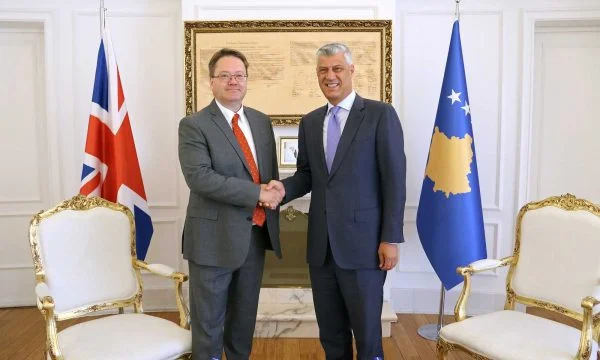 Ambasada Britanike demanton raportimin e Kohës Ditore, mohon se i ka shkëputur kontaktet me Presidentin Thaçi