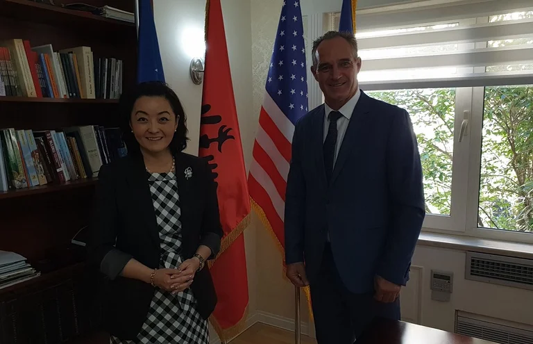 Ambasadorja amerikane në Tiranë pret marrëveshje Kosovë-Serbi ku është e angazhuar edhe SHBA