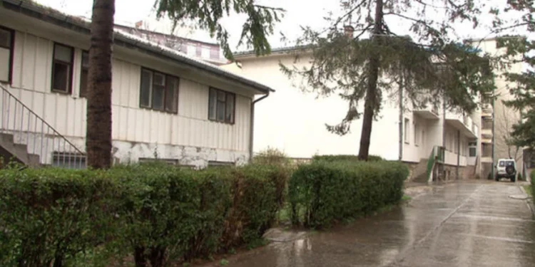 30 të moshuar dhe 9 punëtorë në shtëpinë e pleqve infektohen me Covid-19