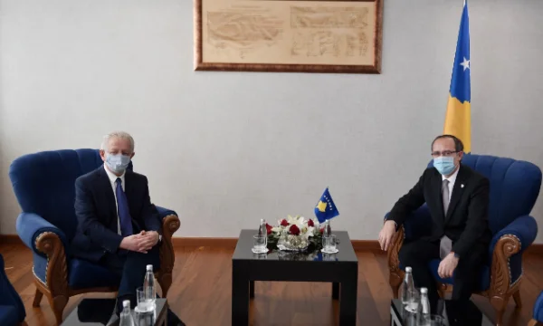 Hoti e emëron Skënder Hysenin koordinator të bisedimeve me Serbinë pas takimit me partitë