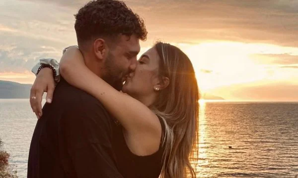 Sara Hoxha pozon në bikini, kështu i komenton Ledri Vula