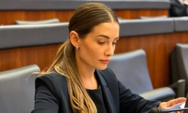 Deputetja e PDK-së propozon pako 50 euroshe për secilën grua që lind në spitale publike