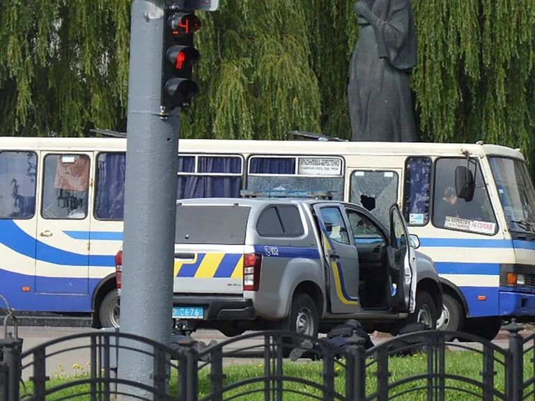 Një burrë i armatosur me eksplozivë merr nën kontroll autobusin me 20 udhëtarë