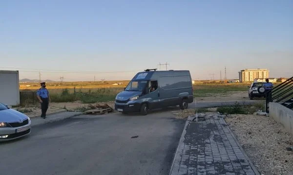 Detajet e policisë: Djali 40 vjeçar dyshohet që e vrau me sëpatë sot babanë 72 vjeçar në Fushë Kosovë