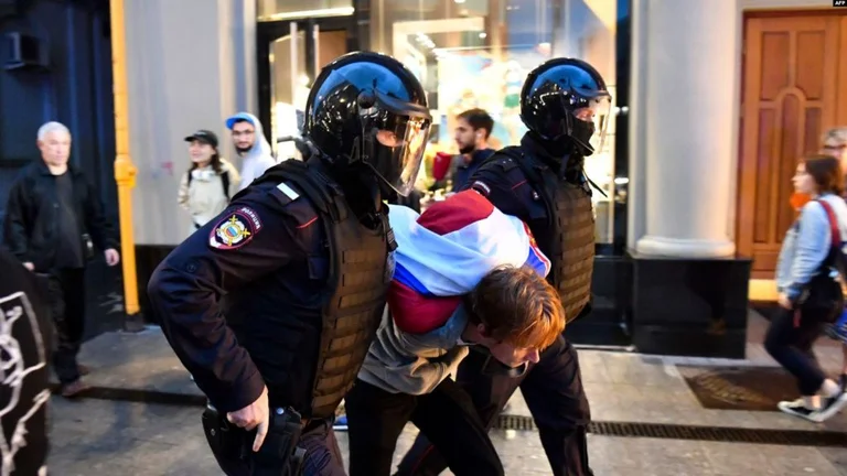 Kushtetuta e re e Rusisë do të heshtë më tej mendimin ndryshe