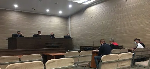 Dështon gjykimi ndaj dy vëllezërve që dyshohet se tentuan të privonin nga jeta një person në Podujevë