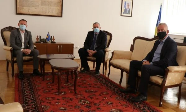 Veliu takohet me Zemajn e Qalajn, thonë se zbatimi i masave ka ndikuar në rënien e numrit të të infektuarve