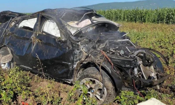 Personi që vdiq sot në Komoran ishte 22 vjeçar, goditi shtyllën e betonit