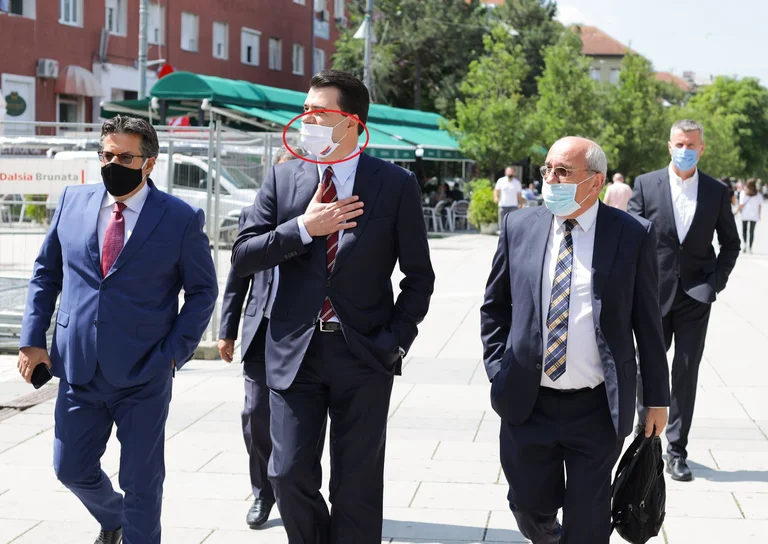 Braçe tallet me Bashën: Nuk mbahet maska kështu or qyq, boll pe hundën tënde