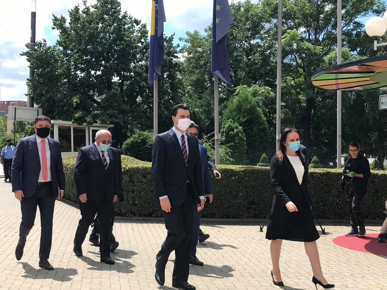 Thaçi zhvillon takimin e parë publik pas kthimit nga Haga, pret Lulzim Bashën