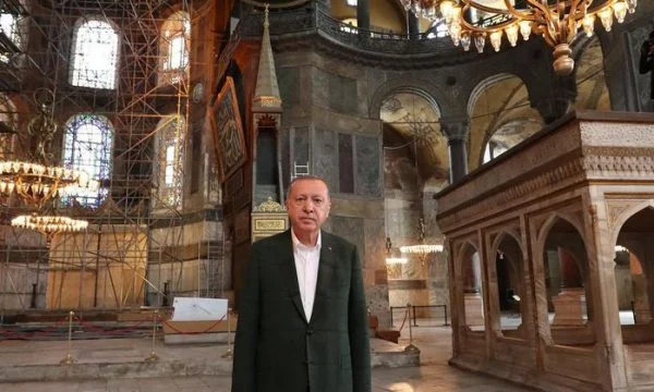 Erdogan kundër botës: Pozon para Aja Sofias derisa bëhen punimet që ajo të kthehet në xhami