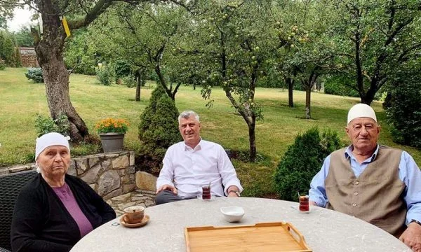 Thaçi viziton prindërit në vendlindje, publikon foto
