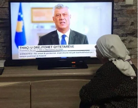 E moshuara i afrohet televizorit për ta dëgjuar e parë presidentin Thaçi