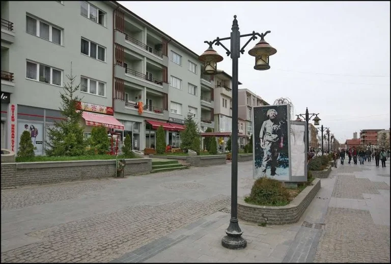 Skënderaj, del nga shtëpia i infektuari me Covid-19