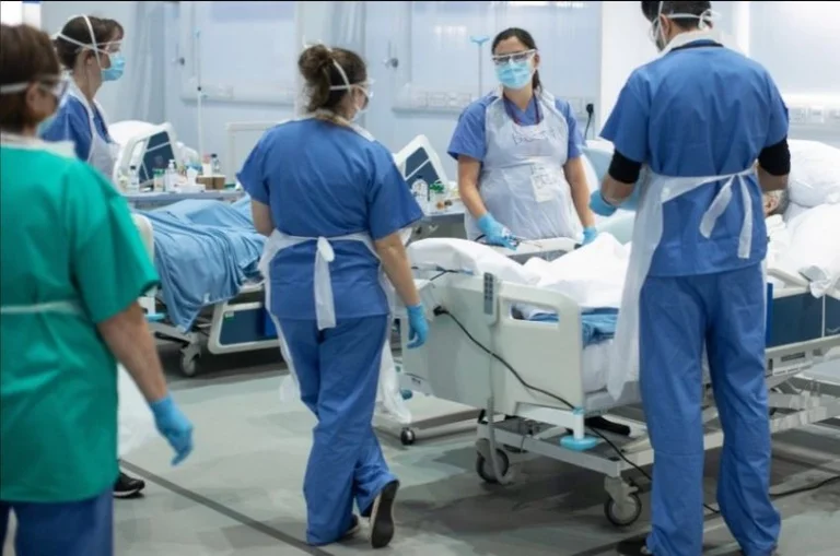 Pacientja që qëndroi 130 ditë në spital duke luftuar COVID-19, falënderon mjekët që i shpëtuan jetën
