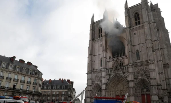 Arrestohet një refugjat pas shpërthimit të zjarrit në Katedralen e Nantes