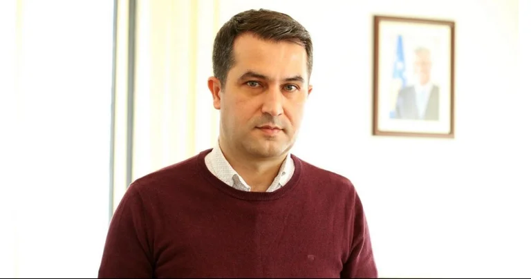 Behramaj e tallë Hotin për ‘razumen’ me Vuçiqin: Ishte i plogësht në Bruksel, duhet pak burrëri e mençuri