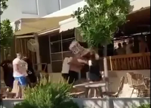 Përleshje me karrige e disa të rinjve në Jalë të Shqipërisë