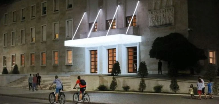 30- vjeçari tenton të vetëdigjet para kryeministrisë në Tiranë