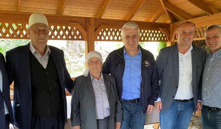 Pandeli Majko dhe Ramiz Lladrovci vizituan prindërit e Hashim Thaçit