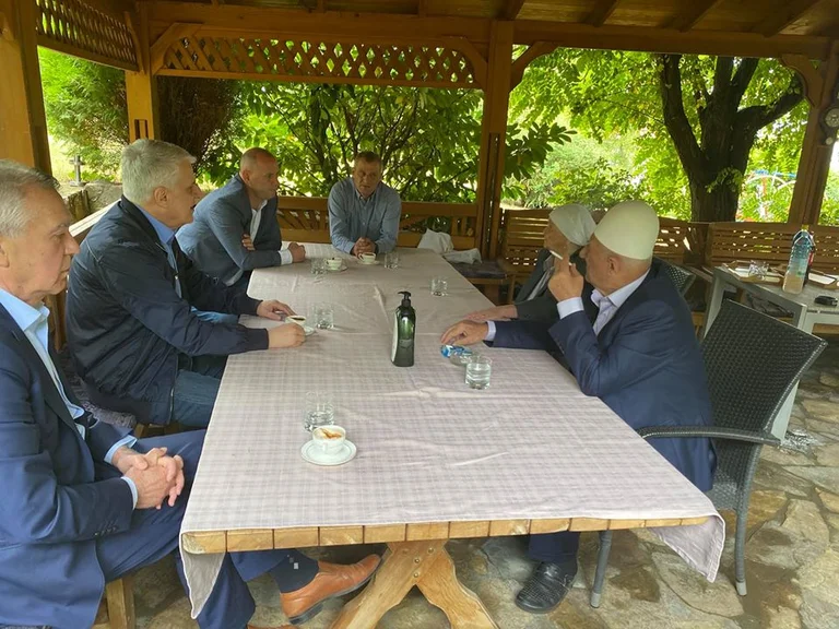 Ish-Kryeministri i Shqipërisë shkon në konak të Presidentit, i takon prindërit e Thaçit