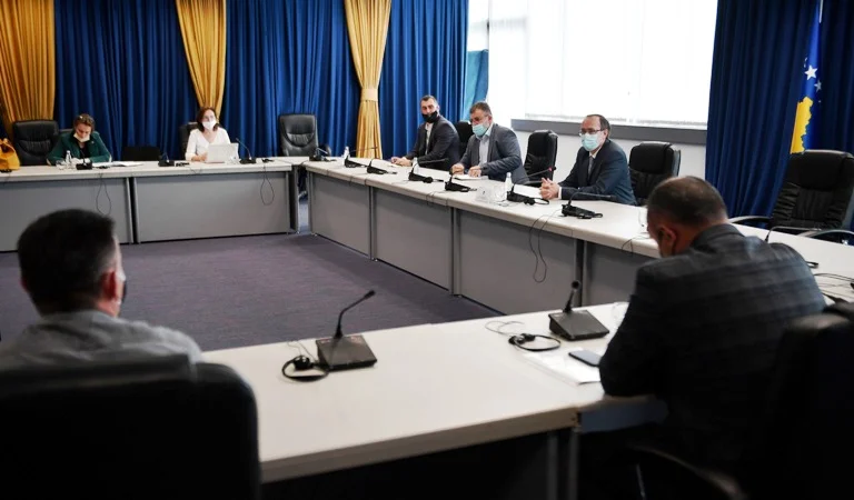 Hoti takon krerët e Telekomit pas bllokimit të llogarive
