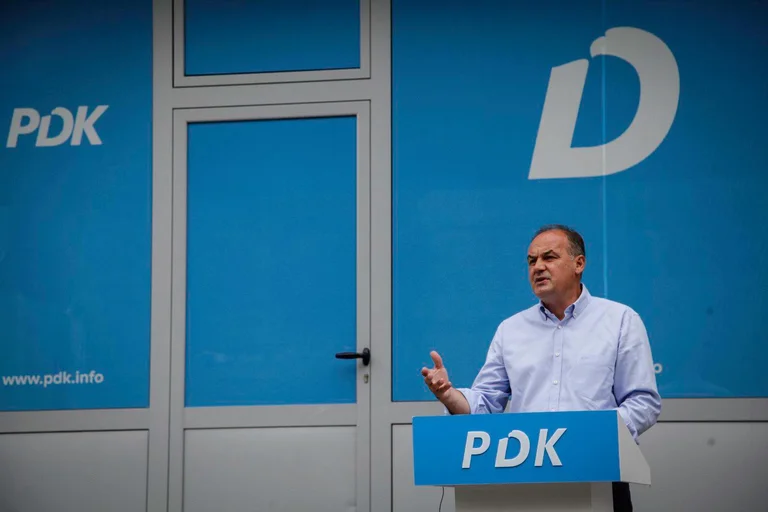 Hoxhaj: Qeveria me qasje të gabuar në dialog, hapi temën e të zhvendosurve serbë që ishte mbyllur në 2005