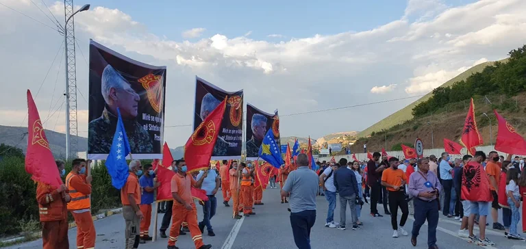 Pritja madhështore e Thaçit pas kthimit nga Haga (Foto)