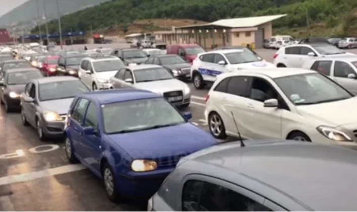 ​Reshjet e shiut nuk ndalin kosovarët drejt bregdetit, radhë të gjata në Morinë