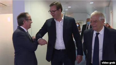 Hoti gibt diese Antwort über den Moment Vuciq fragte, ob er Serbisch weiß