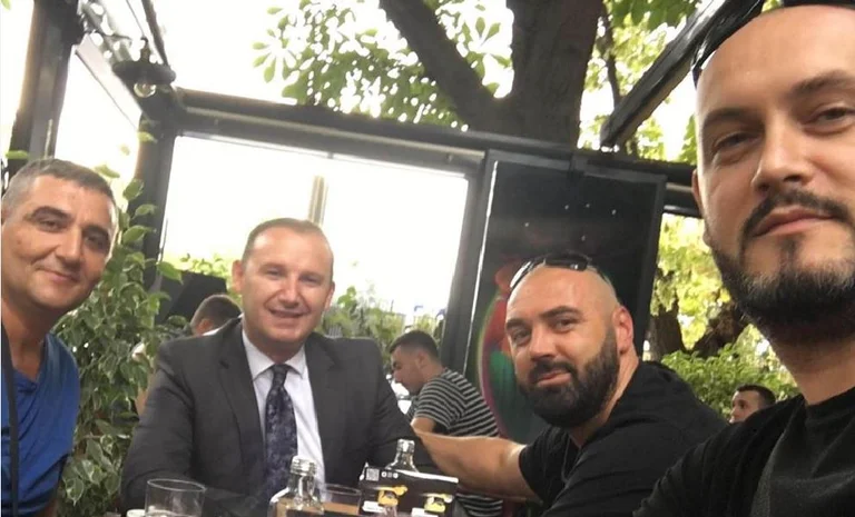 Ministri Zemaj acarohet me komentuesit: Lexone more të mjerë tekstin, fotoja është para sa viteve