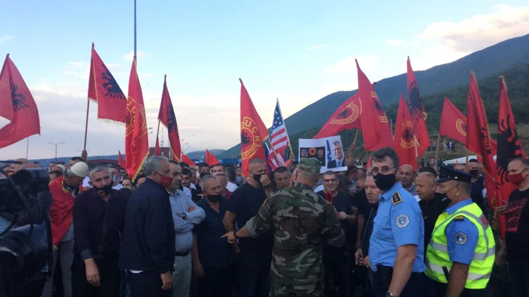 Thaci donates support to a KLA flag (Video)