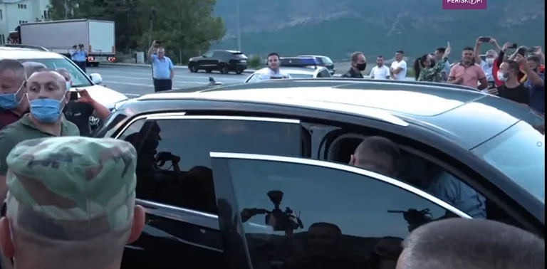 Il presidente Thaci arriva, centinaia di cittadini lo ricevono con un cheer