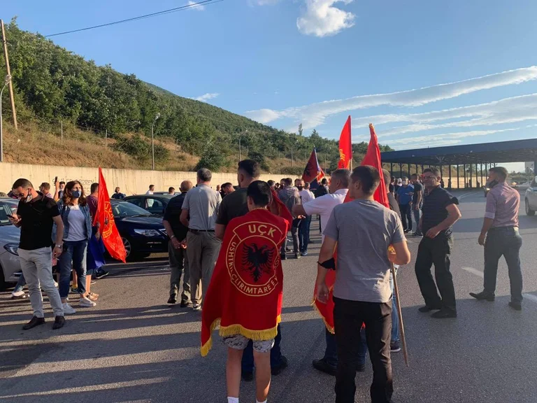Cittadini con simboli KLA in attesa del Presidente Thaci