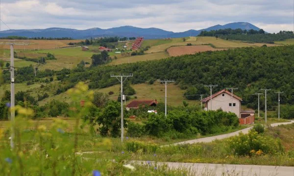 KEDS invierte en Podujevo, coloca 125 nuevos pilares de hormigón
