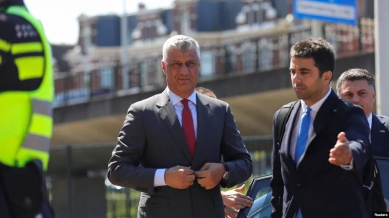 Präsident Hashim Thaci kommt nach Tirana