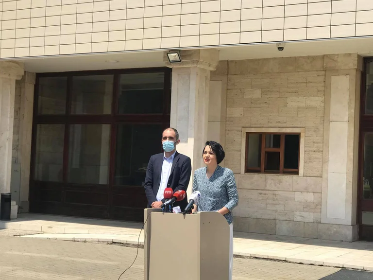 Le VV insiste sur le fait qu'à partir de son rassemblement, personne n'a été infecté, il critique le Gouvernement pour avoir noté.