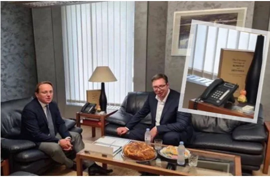 Parlando dall'ufficio di Varhely sulla fotografia con l'iscrizione “Kosovo di Metohija