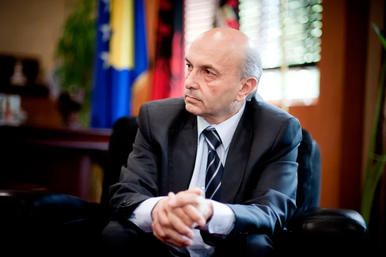 Non torturare Pacolli, abbiamo i voti.